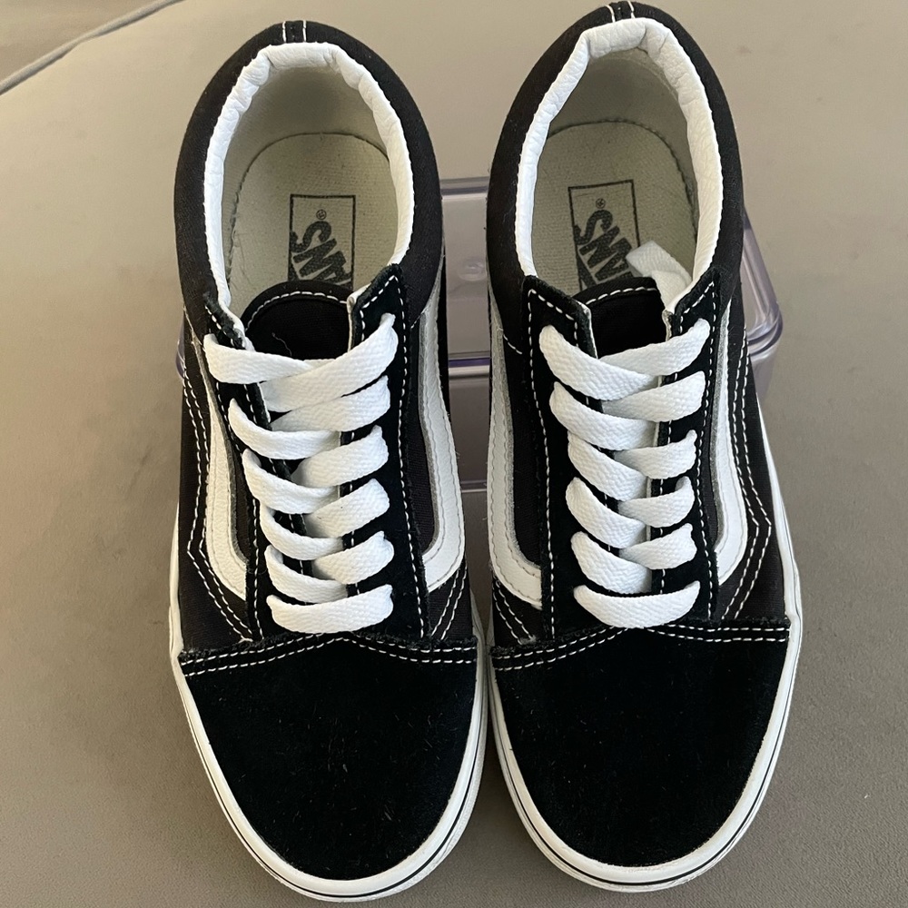 Vans Old Skool Classic sneaker in size 3…kids unisex. Color: black/white